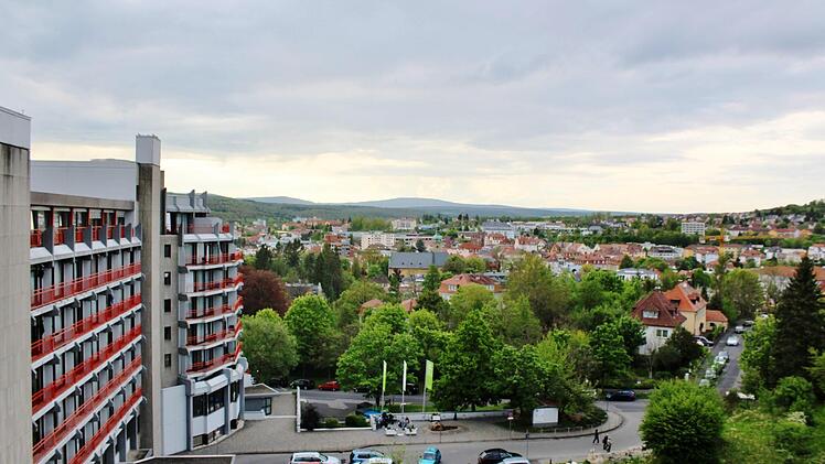Trost und Hoffnung, der Blick zum Kreuzberg von der Terrasse der Intensivstation. Foto: Werner Vogel