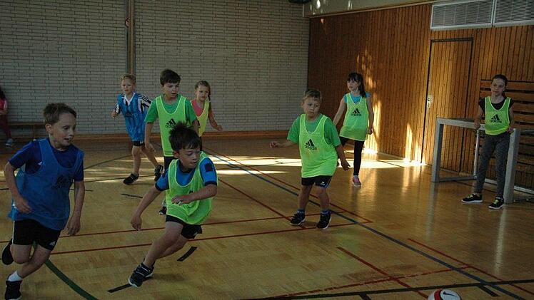 Vollen Körpereinsatz zeigten die jungen Einberger Schüler beim Hallenfußball. Zur Stärkung bekamen sie gesunde Kost. Foto: Edwin Meißinger
