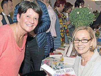 Schon das erste Haßfurter Literaturfestival erfreute sich größter Beliebtheit. Dabei signierten die Autoren auch gerne ihre Bücher. Im Bild sind die Autorin Amelie Fried (rechts) und Gabi Finster aus Uchenhofen (vorne, links) zu sehen. Foto: Ulrike Langer