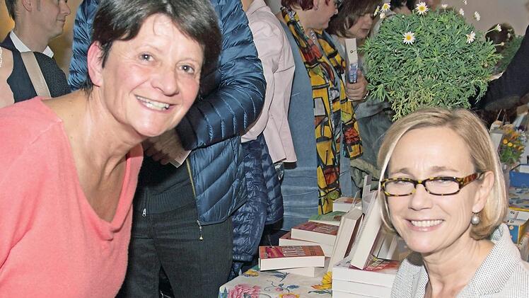 Schon das erste Haßfurter Literaturfestival erfreute sich größter Beliebtheit. Dabei signierten die Autoren auch gerne ihre Bücher. Im Bild sind die Autorin Amelie Fried (rechts) und Gabi Finster aus Uchenhofen (vorne, links) zu sehen. Foto: Ulrike Langer