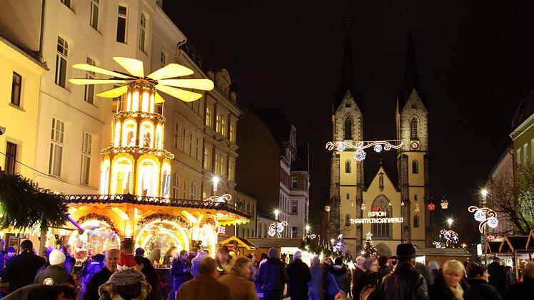 Umrahmt von einer stimmungsvollen Stra&szlig;enbeleuchtung zieht sich der Markt von der Marienkirche bis zum Kugelbrunnen durch die Fu&szlig;g&auml;ngerzone der Hofer Altstadt. Foto: Stadt Hof/Ernst Sammer