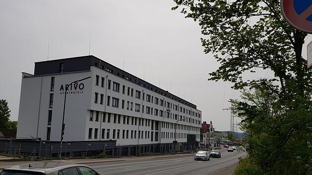 70 Meter lang, f&uuml;nf Etagen hoch: Das Arivo-Hotel &ouml;stlich des Bahnhofs erm&ouml;glicht Reisenden das Langzeit-Wohnen in Forchheim.  Fotos: Ekkehard Roepert