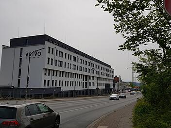 70 Meter lang, fünf Etagen hoch: Das Arivo-Hotel östlich des Bahnhofs ermöglicht Reisenden das Langzeit-Wohnen in Forchheim.  Fotos: Ekkehard Roepert