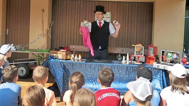 Bei seinem Auftritt versetzte Zauberer "Oswaldo" sein Publikum ins Staunen. Foto: Tobias Braunersreuther