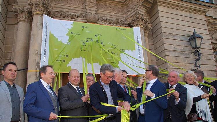 Bänder von den Zisterzienserklöstern in Europa sind verbunden mit den Gästen der Auftaktveranstaltung zur Bewerbung um das Kulturerbesiegel in Ebrach.Joseph Beck