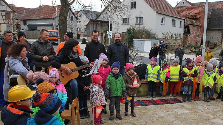 Kinder aus den Kindergärten Brünn und Thundorf waren bei der Eröffnung der  Ortsdurchfahrt von Seubrigshausen mit dabei. Foto: Dieter Britz