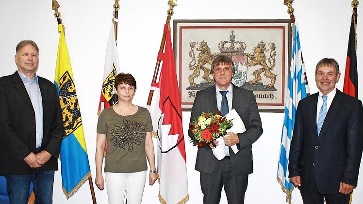 Zu seinem 40-jährigen Dienstjubiläum gratulierten dem Geschäftsführer des Jobcenters, Stefan Löffler (Zweiter von rechts), der Stellvertreter des Landrats, Gerhard Wunder (rechts), sowie die Personalreferentin des Landratsamtes, Maria Müller (Zweite von links), und Personalrat Ralf Ellinger (links). Foto: Landratsamt