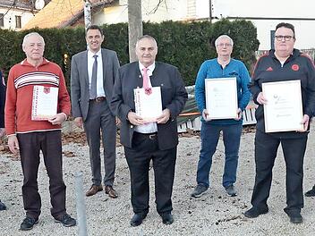 Ehrungen für langjährige Mitgliedschaft und Ernennungen zum Ehrenmitglied. Von links Hermann Wagner (40), Walter Tschierschky (50), Bürgermeister Jörg Neubauer, Werner Roth (60), Roland Meister (Ehrenmitglied), Ulrich Trukenbrod (Ehrenmitglied), Holger Schneider (1. Kommandant), Sven Eck (2. Kommandant)