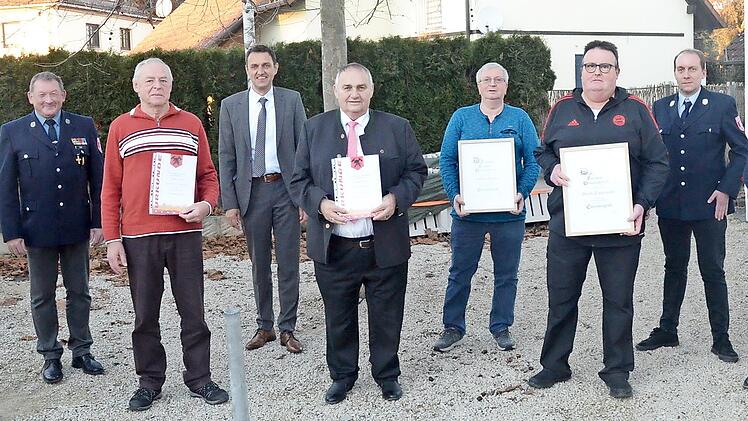 Ehrungen für langjährige Mitgliedschaft und Ernennungen zum Ehrenmitglied. Von links Hermann Wagner (40), Walter Tschierschky (50), Bürgermeister Jörg Neubauer, Werner Roth (60), Roland Meister (Ehrenmitglied), Ulrich Trukenbrod (Ehrenmitglied), Holger Schneider (1. Kommandant), Sven Eck (2. Kommandant)