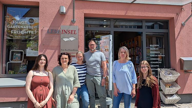 Mehrere Mitarbeiter*innen betreuen Sortiment, Verkauf und Bestellungen.