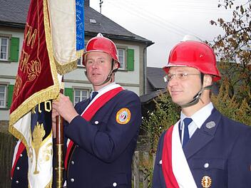 Wolfgang Grebner (links)  ist seit 25 Jahren Fähnrich der Hesselbacher Wehr.  Mit im Bild Zweiter Vorsitzender Alexander Hoderlein.