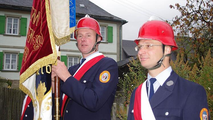 Wolfgang Grebner (links)  ist seit 25 Jahren Fähnrich der Hesselbacher Wehr.  Mit im Bild Zweiter Vorsitzender Alexander Hoderlein.