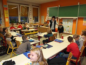 Hannelore Gojowsky unterrichtet die 4b wieder in ihrem angestammten Klassenzimmer. Foto: Erlwein