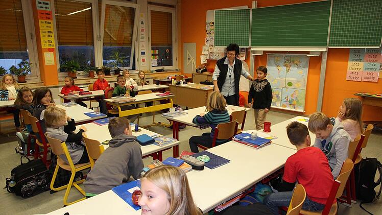Hannelore Gojowsky unterrichtet die 4b wieder in ihrem angestammten Klassenzimmer. Foto: Erlwein
