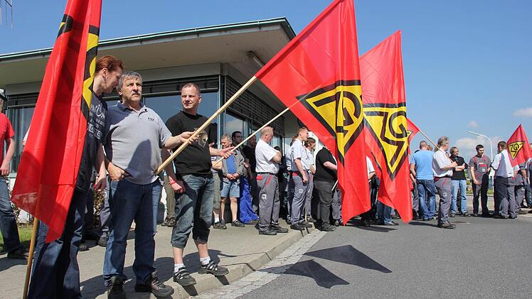Flagge gezeigt haben rund 350 Mitarbeiter der Frühschicht.