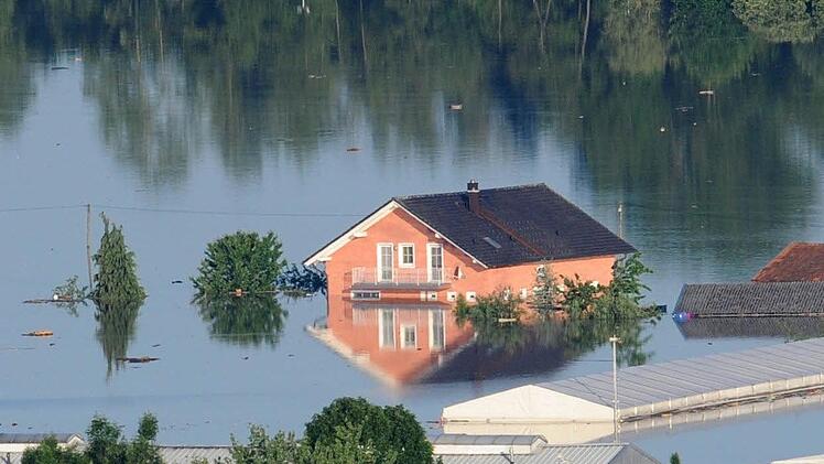 Ein Haus ragt am in Deggendorf im Ortsteil Fischerdorf aus dem Hochwasser. Foto: Tobias Hase/dpa