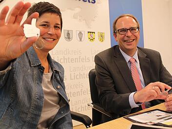 "My Lif - Daumen hoch - i like it", will uns das Bild zeigen. Regionalmanagerin Stefanie Hahn und Landrat Christian Meißner setzen viel Vertrauen darauf, dass die neue Facebook-Seite bei den jungen Menschen im Landkreis Lichtenfels ankommt. Foto: Markus Häggberg