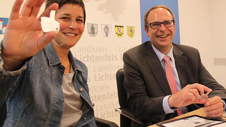 "My Lif - Daumen hoch - i like it", will uns das Bild zeigen. Regionalmanagerin Stefanie Hahn und Landrat Christian Meißner setzen viel Vertrauen darauf, dass die neue Facebook-Seite bei den jungen Menschen im Landkreis Lichtenfels ankommt. Foto: Markus Häggberg