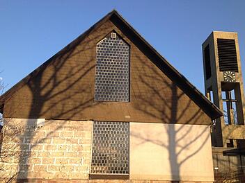 Der Abriss der entweihten Kirche und der Abbruch des leer stehenden Kindergartens in Oberwildflecken haben bereits begonnen. Foto: Sebastian Schmitt-Mathea