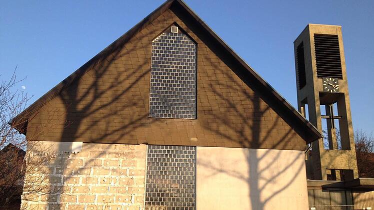 Der Abriss der entweihten Kirche und der Abbruch des leer stehenden Kindergartens in Oberwildflecken haben bereits begonnen. Foto: Sebastian Schmitt-Mathea