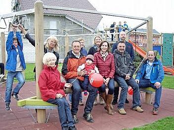 Alle Generationen waren bei der Einweihungsfeier des Spielplatzes "für ölla" vereint. Foto: Lothar Weidner