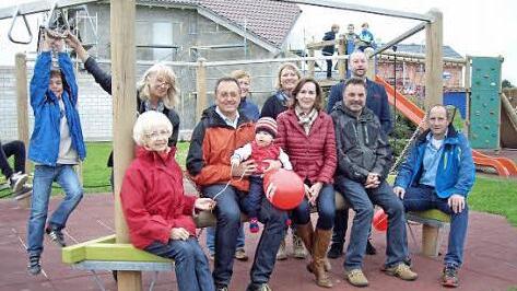 Alle Generationen waren bei der Einweihungsfeier des Spielplatzes "für ölla" vereint. Foto: Lothar Weidner