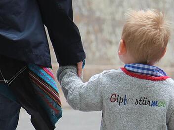 Am Familientag am Donnerstag ist die Bergkirchweih fest in der Hand der kleinen Gipfelstürmer. Foto: Christian Bauriedel