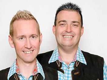 Markus (vorne) und Andy Weiß haben 13 neue Stücke auf "Fensterln will gelernt sein" eingespielt. Foto: Christian Langer