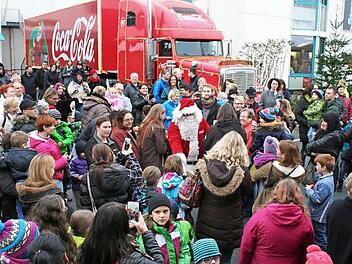 Der Coca-Cola-Weihnachtstruck zog Menschenmengen an. Mit Einbruch der Dunkelheit kamen noch viel mehr. Mit angereist war sehr zur Freude der Kinder auch Santa Claus. Fotos: Evi Seeger