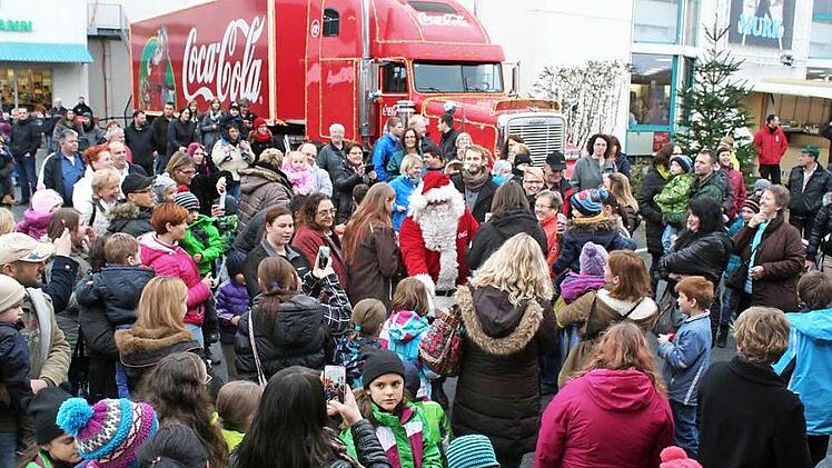 Der Coca-Cola-Weihnachtstruck zog Menschenmengen an. Mit Einbruch der Dunkelheit kamen noch viel mehr. Mit angereist war sehr zur Freude der Kinder auch Santa Claus. Fotos: Evi Seeger