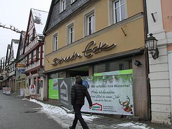 Die Buchhandlung Friedrich zieht von der Grabenstraße in das Gebäude der früheren Firma "Schuh Eck" am Holzmarkt um. Fotos: Alexander Hartmann