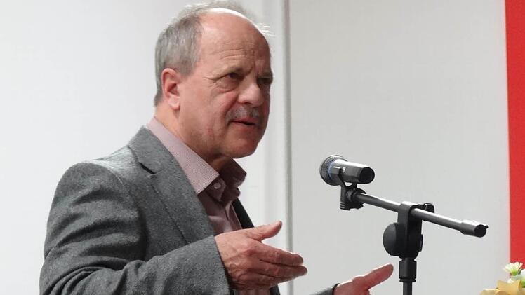 Pater Richard Winter war vor zehn Jahren noch in Ebern aktiv, als die Pfarreiengemeinschaft "Gemeinsam unterwegs" gegründet wurde. Heute ist er in Erlangen tätig und kommt nur noch ab und zu nach Ebern. Mit Humor erzählte er von seinen Erfahrungen in der Pfarreiengemeinschaft "Gemeinsam unterwegs".