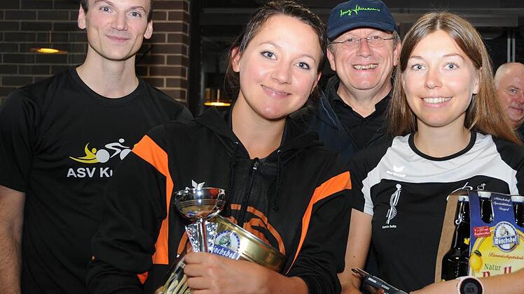 Siegerehrung Hauptlauf Damen: Von links Simon Moritz vom ASV Kulmbach, Francesca Cervanetz (1.), OB Henry Schramm, Julia Koschmin (3.). Foto: Michael Kraus