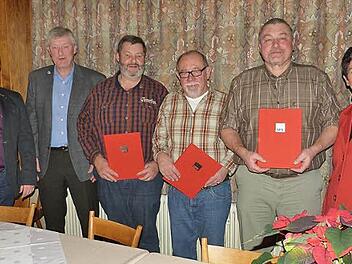 Sie wurden für ihre Treue zur SPD ausgezeichnet (mit Urkunden, von links): Bert Hoppert (für seine Frau Doris), Hans Schottenhaml und Klaus Gumtow. Mit im Bild (von links) Bundestagskandidat Thomas Bauske, Ortsvorsitzender Rudi Gumtow und Kreisvorsitzende MdlL Inge Aures Foto: Werner Reißaus
