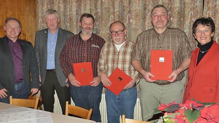 Sie wurden für ihre Treue zur SPD ausgezeichnet (mit Urkunden, von links): Bert Hoppert (für seine Frau Doris), Hans Schottenhaml und Klaus Gumtow. Mit im Bild (von links) Bundestagskandidat Thomas Bauske, Ortsvorsitzender Rudi Gumtow und Kreisvorsitzende MdlL Inge Aures Foto: Werner Reißaus
