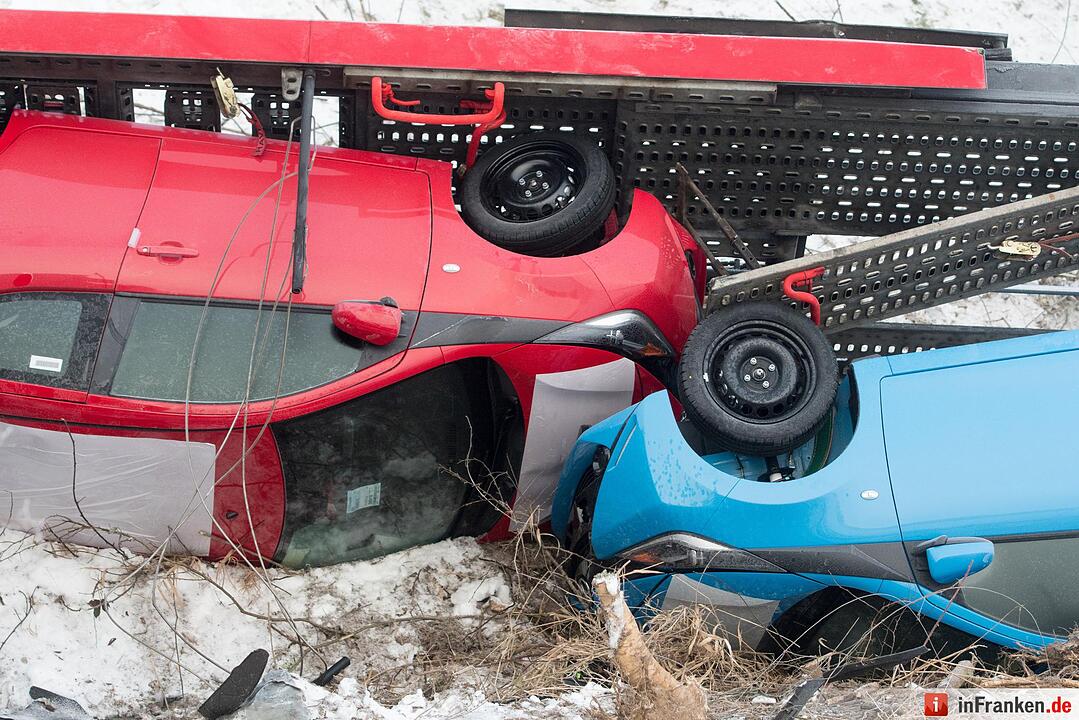 Zusammenstoß mit Autotransporter - Frau nach Unfall in der Oberpfalz in Lebensgefahr