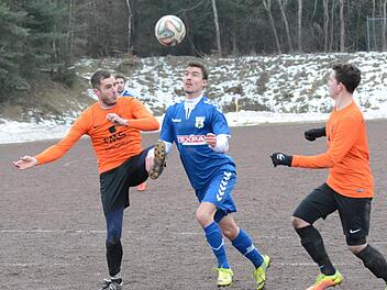 Ab durch die Mitte: Der Großbardorfer Stefan Piecha (Mitte) nimmt es mit gleich zwei Wollbacher Gegenspielern auf. Foto: ssp