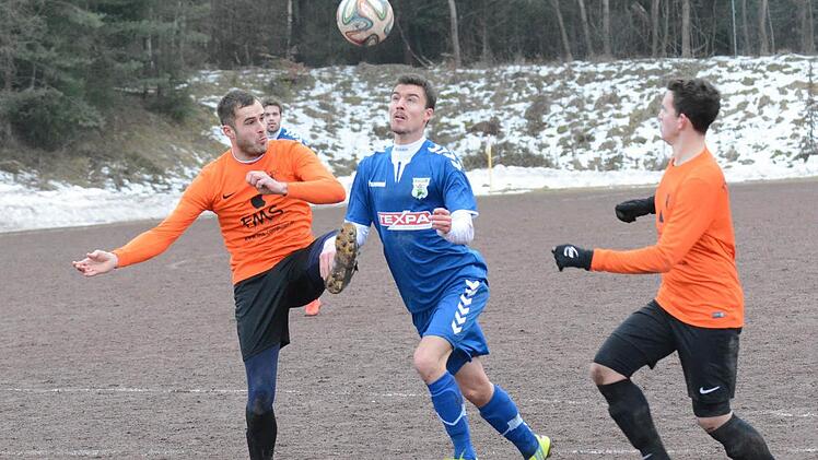 Ab durch die Mitte: Der Großbardorfer Stefan Piecha (Mitte) nimmt es mit gleich zwei Wollbacher Gegenspielern auf. Foto: ssp