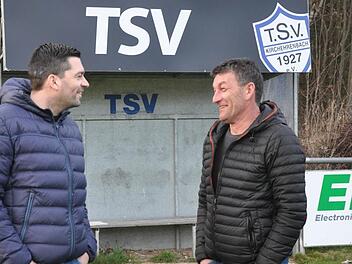 TSV-Abteilungsleiter Uwe Schirner (l.) und Stephan Schleiwies vor dem Trainerhäuschen in Kirchehrenbach, von dem aus der 50-Jährige in der kommenden Saison die Geschicke der ersten Mannschaft des TSV Kirchehrenbach leiten soll.  Foto: Leo Hühnlein