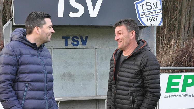 TSV-Abteilungsleiter Uwe Schirner (l.) und Stephan Schleiwies vor dem Trainerhäuschen in Kirchehrenbach, von dem aus der 50-Jährige in der kommenden Saison die Geschicke der ersten Mannschaft des TSV Kirchehrenbach leiten soll.  Foto: Leo Hühnlein
