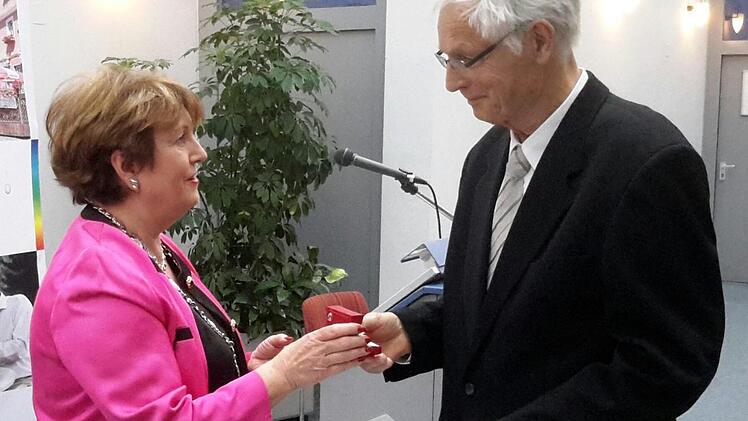 Goldener Ehrenring für ein "politisches Urgestein": Bürgermeisterin Brigitte Meyerdierks verlieh das symbolträchtige Schmuckstück an Dr. Ingo Walcher, der 36 Jahre lang die Stadt mitgeprägt hat.  Foto: Rolf Pralle