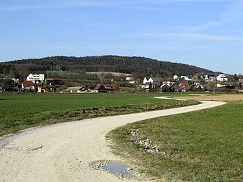 Der Rad- und Wanderweg in den Mainwiesen wird als Transportstraße ausgebaut und mündet gegenüber des Pendlerparkplatzes in Kösten in die Staatsstraße. Foto: Andreas Welz