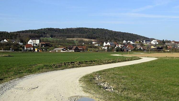 Der Rad- und Wanderweg in den Mainwiesen wird als Transportstraße ausgebaut und mündet gegenüber des Pendlerparkplatzes in Kösten in die Staatsstraße. Foto: Andreas Welz