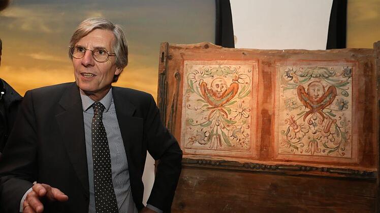 Klaus Weschenfelder, Direktor der Kunstsammlungen Veste Coburg, mit dem "Luther-Bett", das seit 100 Jahren nicht mehr ausgestellt war. Foto: Barbara Herbst
