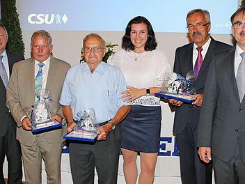 Neue Ehrenmitglieder des CSU-Ortsverbandes Nüdlingen sind Arthur Stollberger (2.v.l.), Egid Thomas (3.v.l.) und Günter Kiesel (5.v.l.). Unser Bild zeigt sie zusammen mit dem stellvertretenden CSU-Kreisvorsitzenden, Landrat Thomas Bold (links), der parlamentarischen Staatssekretärin Dorothee Bär (4. v. l.) und dem Ortsverbandsvorsitzenden, Bürgermeister Harald Hofmann.  Foto: Dieter Britz