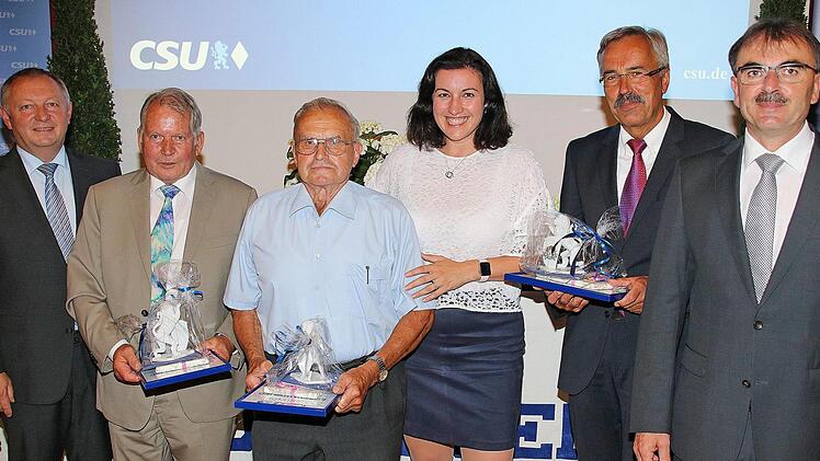 Neue Ehrenmitglieder des CSU-Ortsverbandes Nüdlingen sind Arthur Stollberger (2.v.l.), Egid Thomas (3.v.l.) und Günter Kiesel (5.v.l.). Unser Bild zeigt sie zusammen mit dem stellvertretenden CSU-Kreisvorsitzenden, Landrat Thomas Bold (links), der parlamentarischen Staatssekretärin Dorothee Bär (4. v. l.) und dem Ortsverbandsvorsitzenden, Bürgermeister Harald Hofmann.  Foto: Dieter Britz