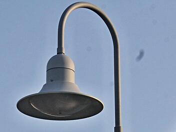 Diese hängenden Peka-Lampen sollen im Baugebiet "Erkel II" in Untermerzbach nicht weiter installiert werden. Der Bauausschuss sprach sich für kostensparende LED-Lampen aus.Helmut Will