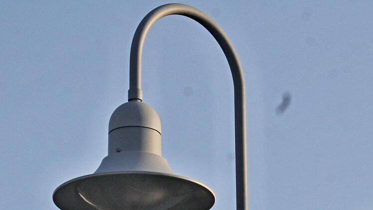 Diese hängenden Peka-Lampen sollen im Baugebiet "Erkel II" in Untermerzbach nicht weiter installiert werden. Der Bauausschuss sprach sich für kostensparende LED-Lampen aus.Helmut Will