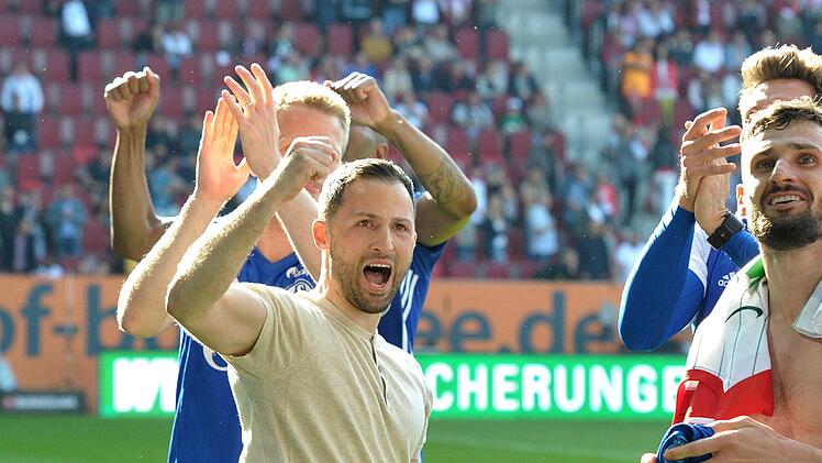 Kommt mit Schalke 04 in der ersten DFB-Pokalrunde nach Schweinfurt: Trainer Domenico Tedesco, der mit den Königsblauen auf Anhieb die Bundesliga-Vizemeisterschaft und die Champions-League-Qualifikation erreichte. Foto:  Stefan Puchner/dpa