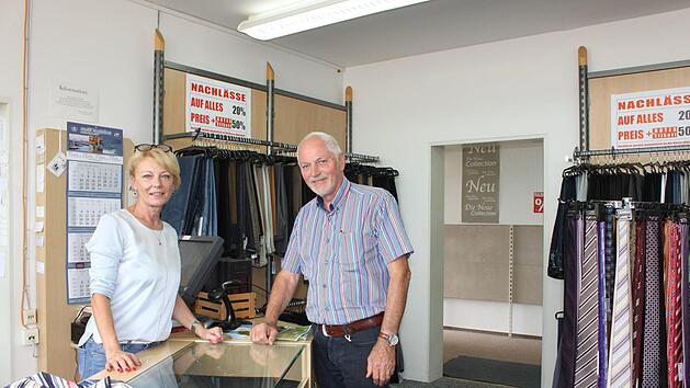 Bernd Meier und Ehefrau Grazyna in einem der Verkaufsr&auml;ume in Mistelfeld. Mit dem Abverkauf haben sie und ihre Mitarbeiter hier noch alle H&auml;nde voll zu tun. Fotos: Ramona Popp